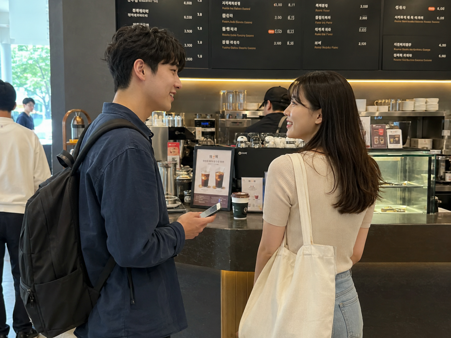 카페에서 마주 보고 이야기하는 장면